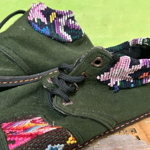 Embroidered Green Women's Shoes tagged as 8.5, but fit more like a 9 or 9.5 - Picture 9 of 16